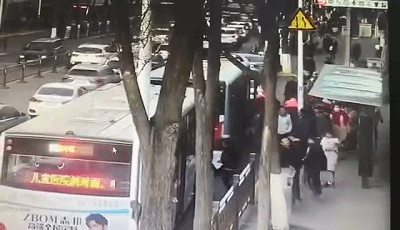 Xe buýt đang vào trạm bất ngờ gặp nạn khi mặt đường bị sập khiến 9 người tử vong - Ảnh 1.