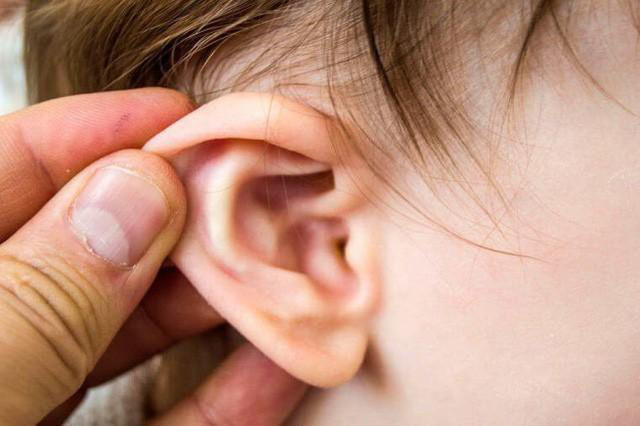 Cậu bé 8 tuổi bị đau tai, đi khám bác sĩ sốc khi phát hiện có “cây” mọc trong tai  - Ảnh 4.