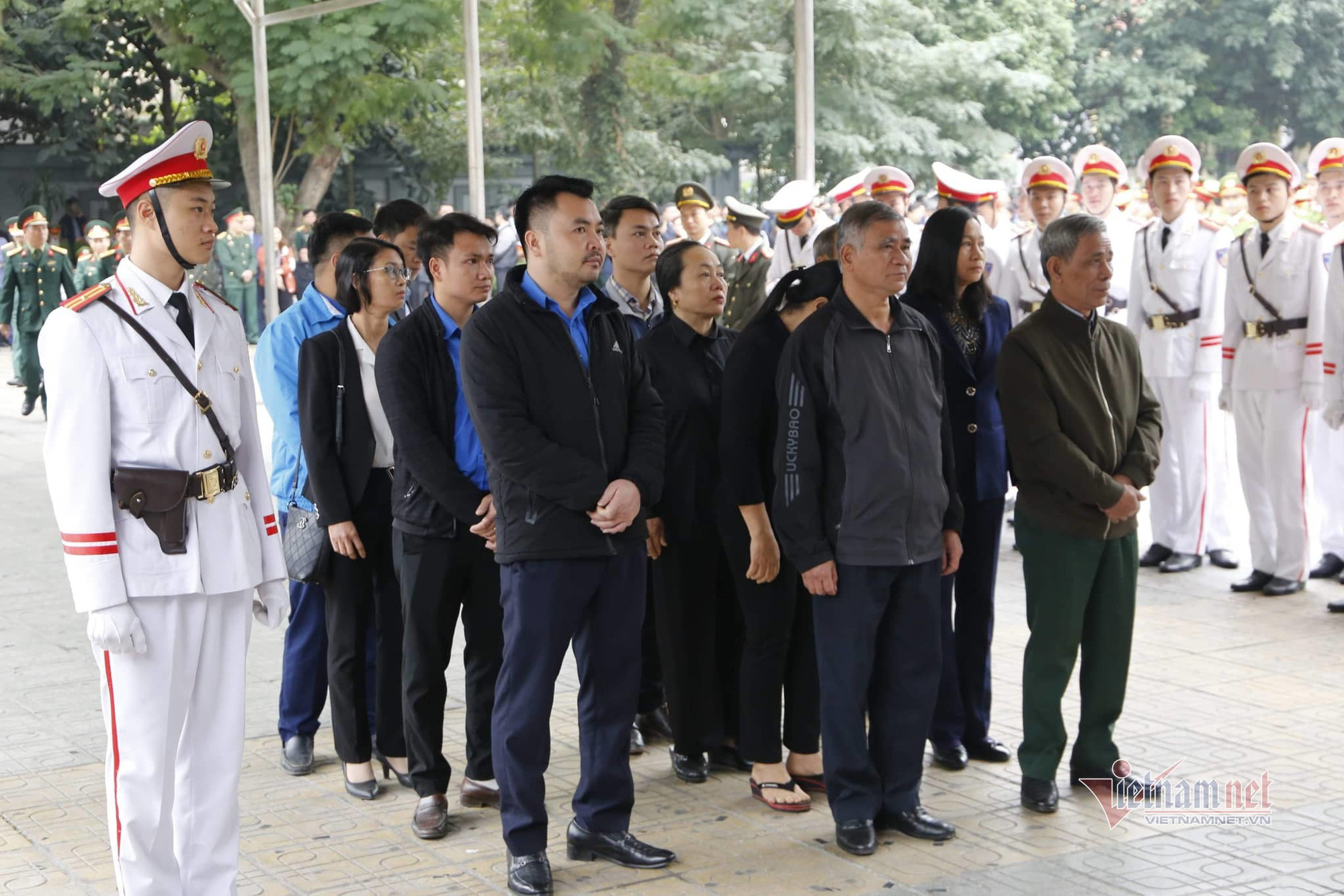 Người dân thôn Hoành đến viếng 3 chiến sĩ hy sinh tại Đồng Tâm - Ảnh 11. Người dân thôn Hoành đến viếng 3 chiến sĩ hy sinh tại Đồng Tâm - Ảnh 11.