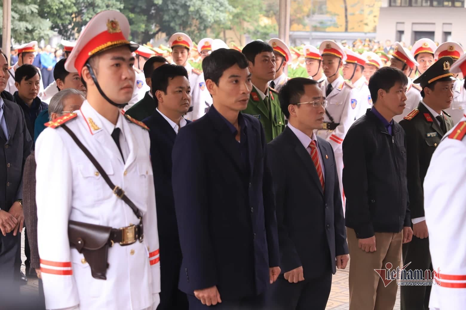 Người dân thôn Hoành đến viếng 3 chiến sĩ hy sinh tại Đồng Tâm - Ảnh 12. Người dân thôn Hoành đến viếng 3 chiến sĩ hy sinh tại Đồng Tâm - Ảnh 12.
