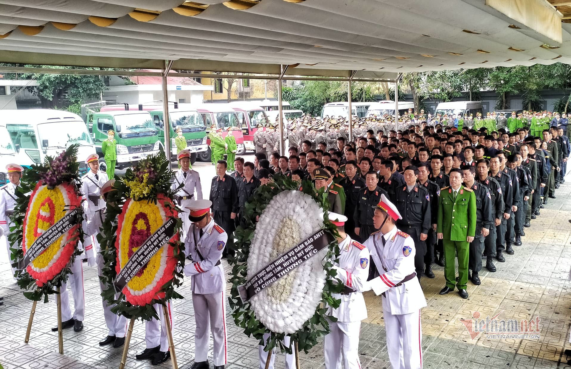 Người dân thôn Hoành đến viếng 3 chiến sĩ hy sinh tại Đồng Tâm - Ảnh 14. Người dân thôn Hoành đến viếng 3 chiến sĩ hy sinh tại Đồng Tâm - Ảnh 14.