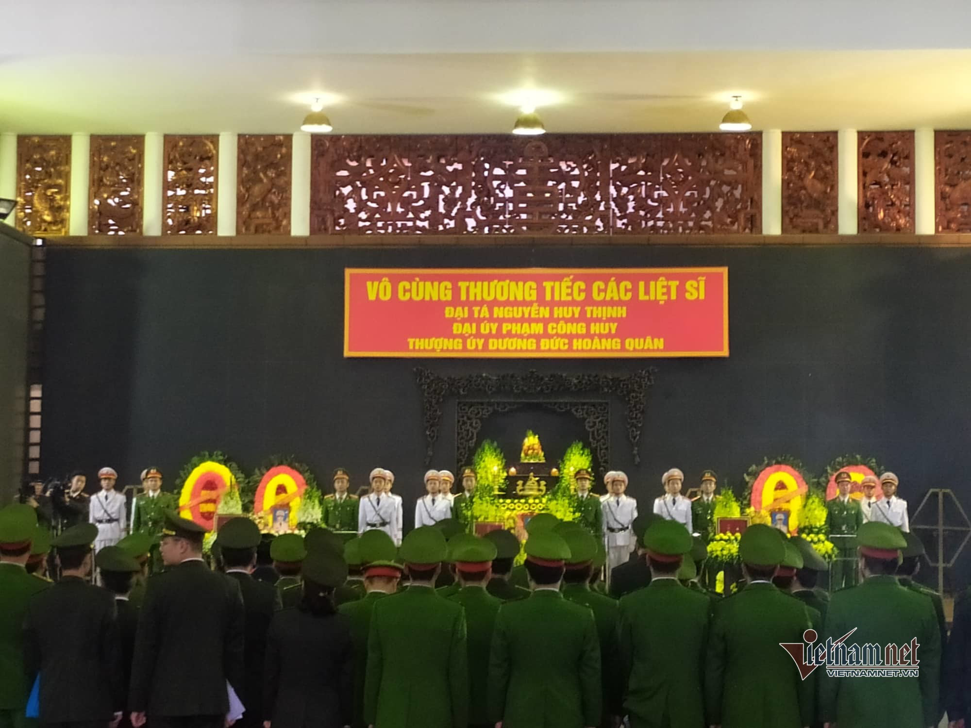 Người dân thôn Hoành đến viếng 3 chiến sĩ hy sinh tại Đồng Tâm - Ảnh 16. Người dân thôn Hoành đến viếng 3 chiến sĩ hy sinh tại Đồng Tâm - Ảnh 16.