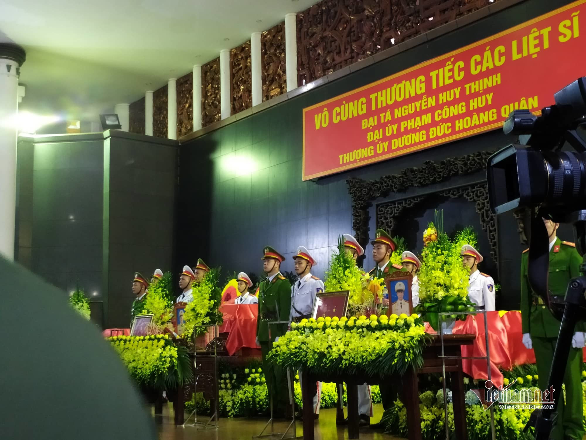 Người dân thôn Hoành đến viếng 3 chiến sĩ hy sinh tại Đồng Tâm - Ảnh 17. Người dân thôn Hoành đến viếng 3 chiến sĩ hy sinh tại Đồng Tâm - Ảnh 17.