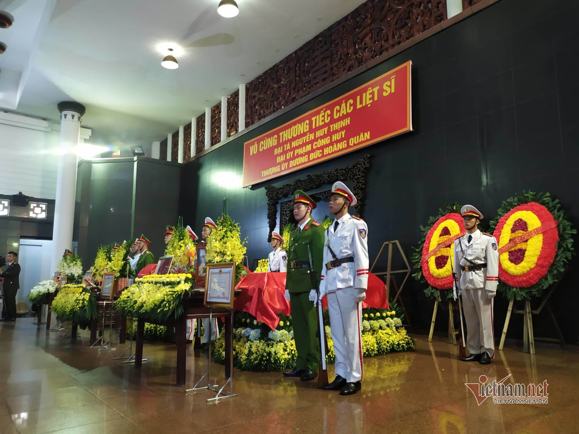Người dân thôn Hoành đến viếng 3 chiến sĩ hy sinh tại Đồng Tâm - Ảnh 19. Người dân thôn Hoành đến viếng 3 chiến sĩ hy sinh tại Đồng Tâm - Ảnh 19.