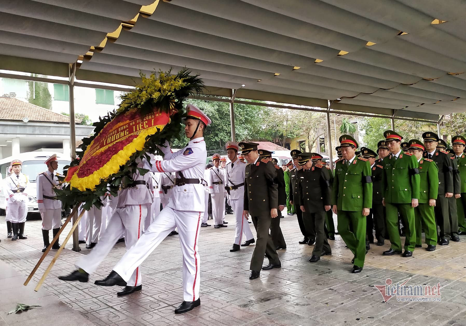 Người dân thôn Hoành đến viếng 3 chiến sĩ hy sinh tại Đồng Tâm - Ảnh 4. Người dân thôn Hoành đến viếng 3 chiến sĩ hy sinh tại Đồng Tâm - Ảnh 4.