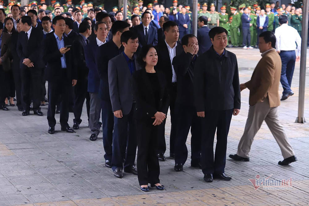 Người dân thôn Hoành đến viếng 3 chiến sĩ hy sinh tại Đồng Tâm - Ảnh 5. Người dân thôn Hoành đến viếng 3 chiến sĩ hy sinh tại Đồng Tâm - Ảnh 5.