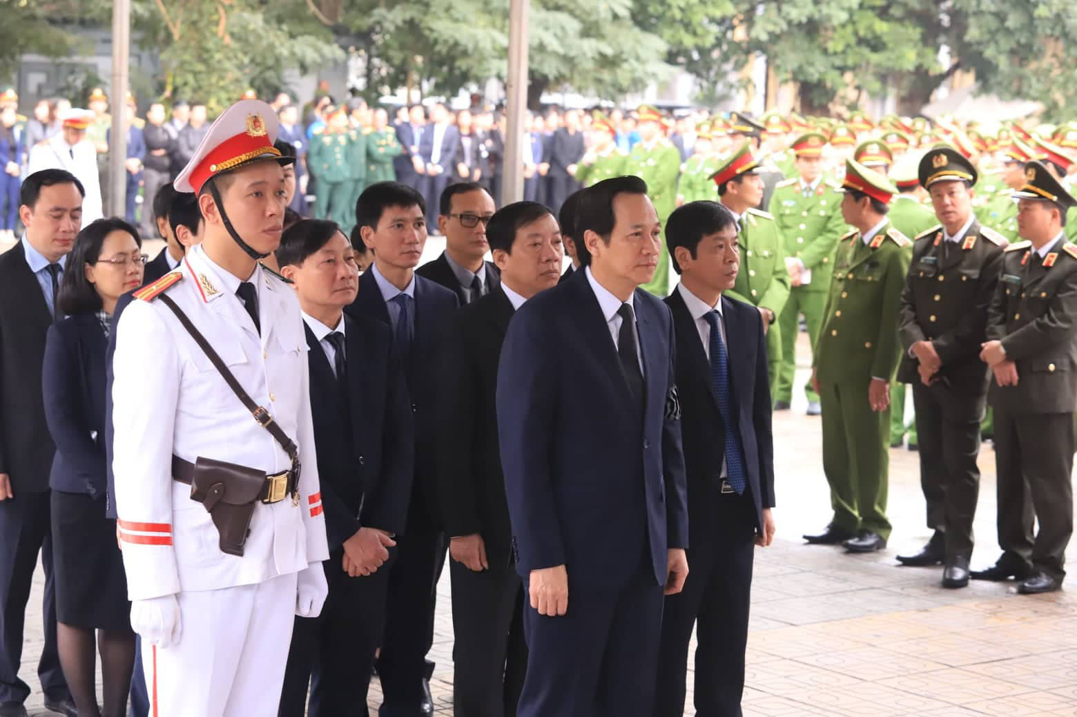 Người dân thôn Hoành đến viếng 3 chiến sĩ hy sinh tại Đồng Tâm - Ảnh 8. Người dân thôn Hoành đến viếng 3 chiến sĩ hy sinh tại Đồng Tâm - Ảnh 8.