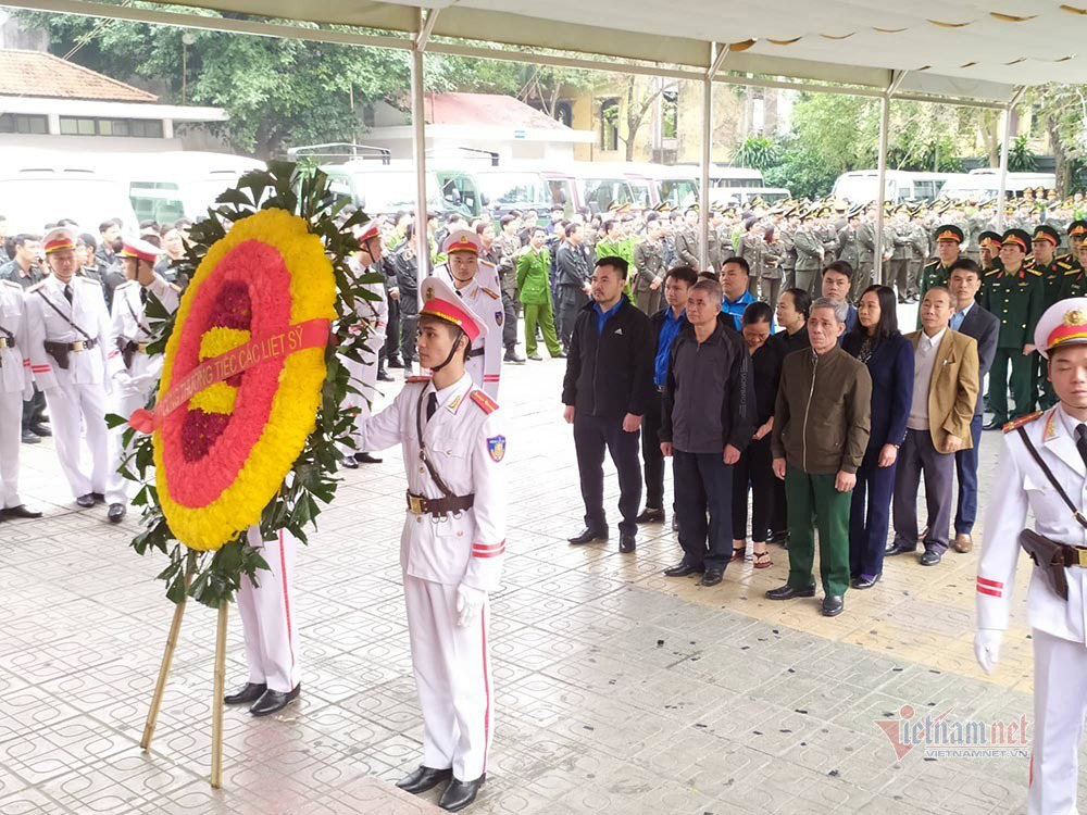 Người dân thôn Hoành đến viếng 3 chiến sĩ hy sinh tại Đồng Tâm - Ảnh 9. Người dân thôn Hoành đến viếng 3 chiến sĩ hy sinh tại Đồng Tâm - Ảnh 9.