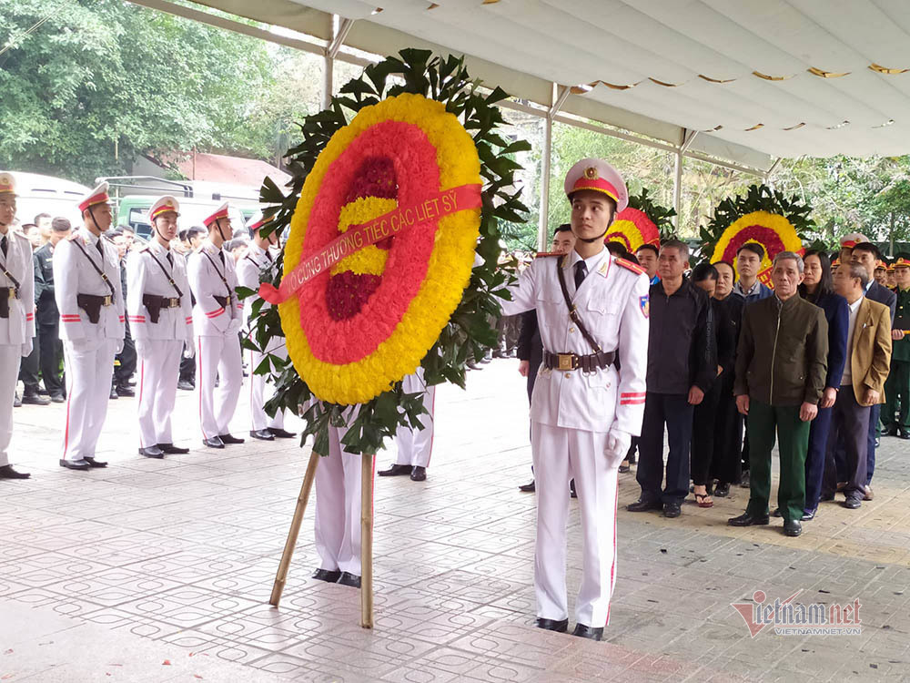 Người dân thôn Hoành đến viếng 3 chiến sĩ hy sinh tại Đồng Tâm - Ảnh 10. Người dân thôn Hoành đến viếng 3 chiến sĩ hy sinh tại Đồng Tâm - Ảnh 10.