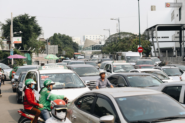 Cửa ngõ sân bay Tân Sơn Nhất kẹt xe kinh hoàng ngày giáp Tết - Ảnh 10.