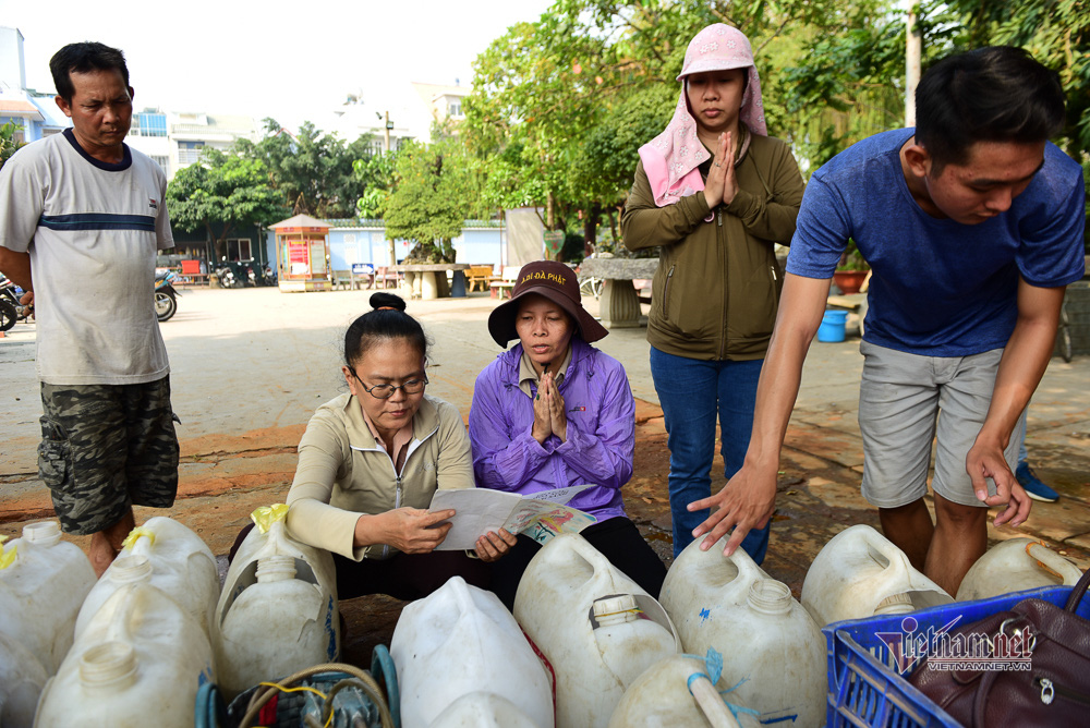 Né quân chích điện, thuê ghe ra giữa sông thả tạ cá ngày ông Công ông Táo - Ảnh 2. Né quân chích điện, thuê ghe ra giữa sông thả tạ cá ngày ông Công ông Táo - Ảnh 2.