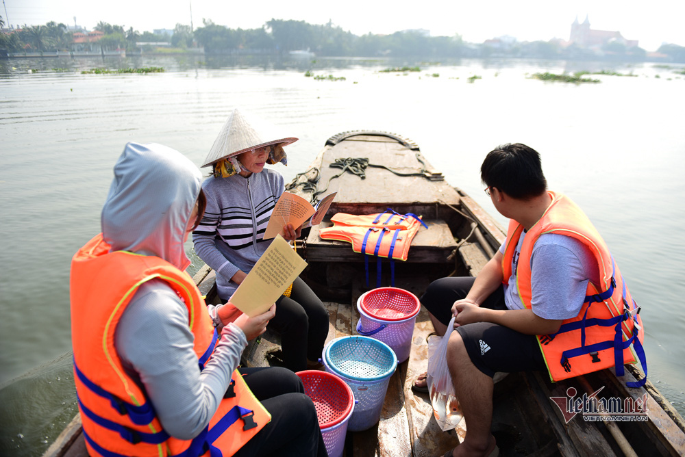 Né quân chích điện, thuê ghe ra giữa sông thả tạ cá ngày ông Công ông Táo - Ảnh 16. Né quân chích điện, thuê ghe ra giữa sông thả tạ cá ngày ông Công ông Táo - Ảnh 16.