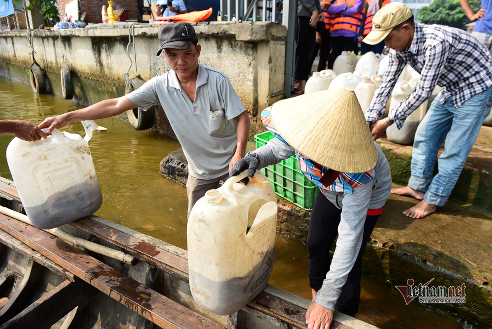 Né quân chích điện, thuê ghe ra giữa sông thả tạ cá ngày ông Công ông Táo - Ảnh 4. Né quân chích điện, thuê ghe ra giữa sông thả tạ cá ngày ông Công ông Táo - Ảnh 4.