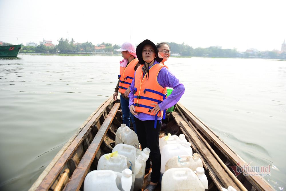 Né quân chích điện, thuê ghe ra giữa sông thả tạ cá ngày ông Công ông Táo - Ảnh 6. Né quân chích điện, thuê ghe ra giữa sông thả tạ cá ngày ông Công ông Táo - Ảnh 6.