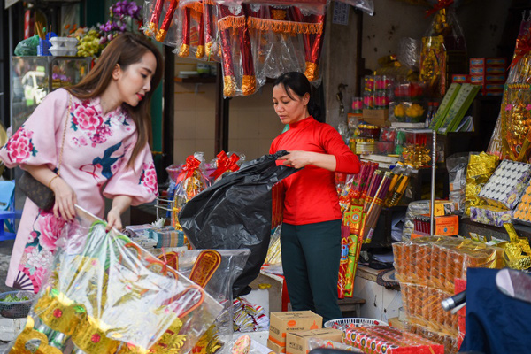 2 người đẹp phim giờ vàng VTV  trổ tài gái đảm cúng ông Công ông Táo  - Ảnh 4.