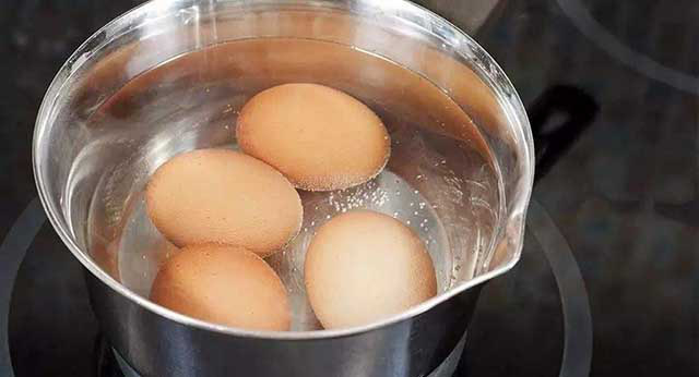 Muốn bóc vỏ trứng luộc nhanh mà không bị bong lòng trắng chỉ cần nhớ kĩ điều này - Ảnh 3.