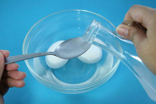 Muốn bóc vỏ trứng luộc nhanh mà không bị bong lòng trắng chỉ cần nhớ kĩ điều này - Ảnh 6.