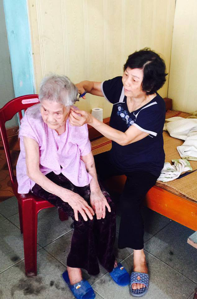 Cụ bà 108 tuổi vẫn say mê xem... Ipad hàng ngày - Ảnh 2.