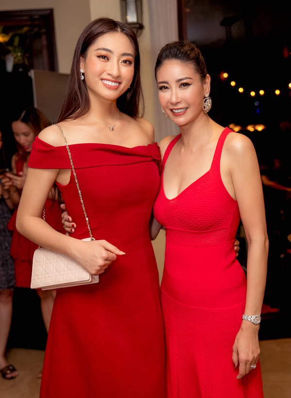 Đứng cạnh Hoa hậu trẻ đẹp kém 24 tuổi, Hà Kiều Anh vẫn không thua kém bởi vẻ đẹp sexy mặn mà - Ảnh 1.