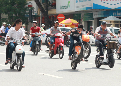 Tết Canh Tý 2020: Ngăn ngừa học sinh tham gia đua xe, đốt pháo - Ảnh 1.