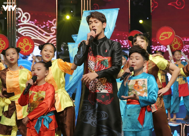 Song Luân bị fan nhí vây kín tại Đón Tết cùng VTV - Ảnh 6.
