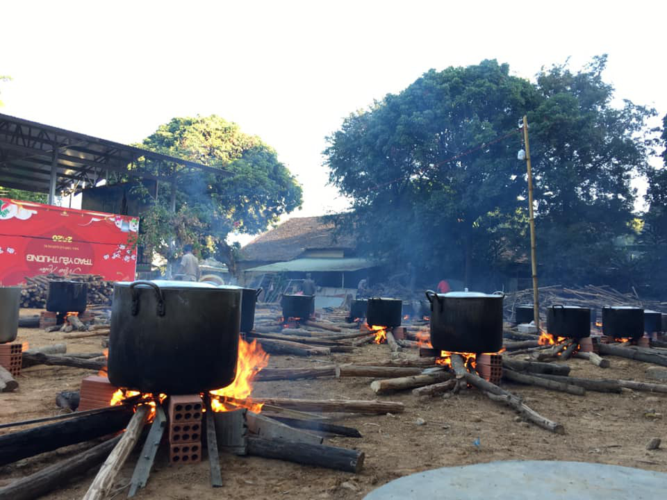 Hàng trăm nồi bánh tét đỏ lửa ở Kon Tum khiến bao người xao xuyến - Ảnh 3. Hàng trăm nồi bánh tét đỏ lửa ở Kon Tum khiến bao người xao xuyến - Ảnh 3.