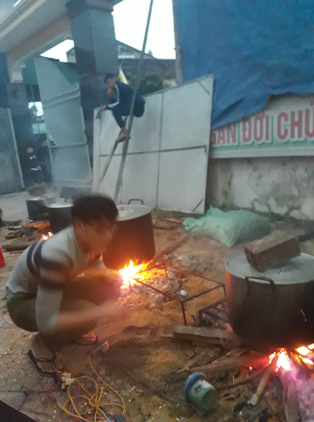 Hàng trăm nồi bánh tét đỏ lửa ở Kon Tum khiến bao người xao xuyến - Ảnh 4. Hàng trăm nồi bánh tét đỏ lửa ở Kon Tum khiến bao người xao xuyến - Ảnh 4.