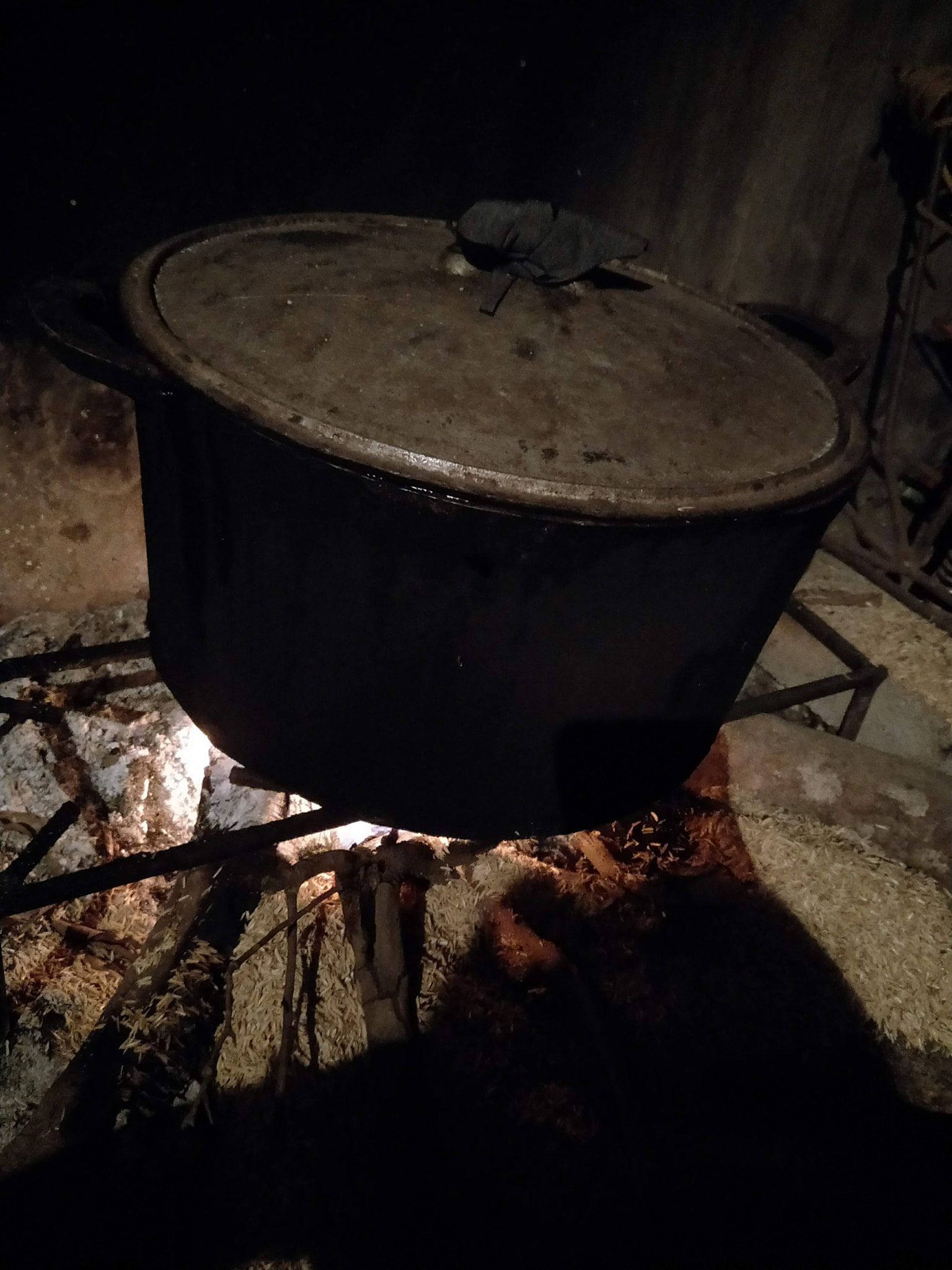 Hàng trăm nồi bánh tét đỏ lửa ở Kon Tum khiến bao người xao xuyến - Ảnh 6. Hàng trăm nồi bánh tét đỏ lửa ở Kon Tum khiến bao người xao xuyến - Ảnh 6.