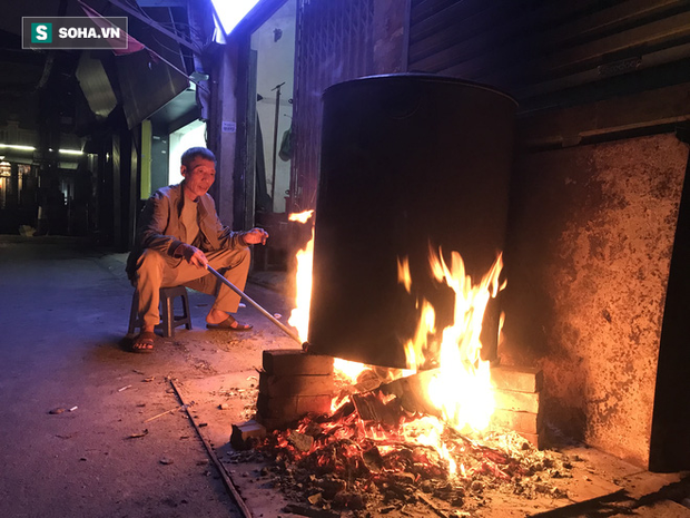 Độc đáo ở Hà Nội: 10 gia đình luộc chung nồi bánh chưng 100 chiếc trên phố - Ảnh 1. Độc đáo ở Hà Nội: 10 gia đình luộc chung nồi bánh chưng 100 chiếc trên phố - Ảnh 1.