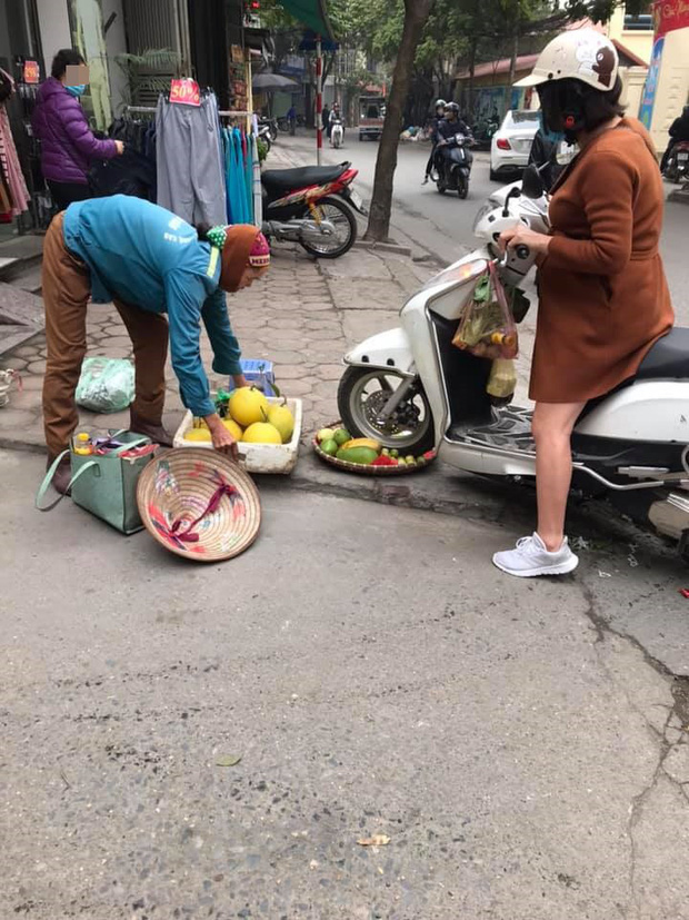 Vụ người phụ nữ mang thai phi xe cán nát mẹt hoa quả của người bán hàng rong: Nhân viên cửa hàng quần áo lên tiếng - Ảnh 1.