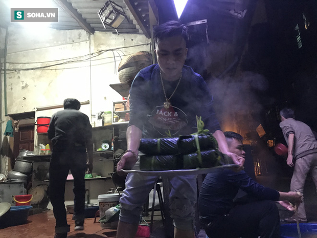 Độc đáo ở Hà Nội: 10 gia đình luộc chung nồi bánh chưng 100 chiếc trên phố - Ảnh 12. Độc đáo ở Hà Nội: 10 gia đình luộc chung nồi bánh chưng 100 chiếc trên phố - Ảnh 12.