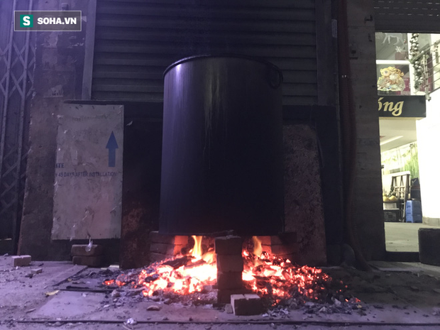Độc đáo ở Hà Nội: 10 gia đình luộc chung nồi bánh chưng 100 chiếc trên phố - Ảnh 3. Độc đáo ở Hà Nội: 10 gia đình luộc chung nồi bánh chưng 100 chiếc trên phố - Ảnh 3.
