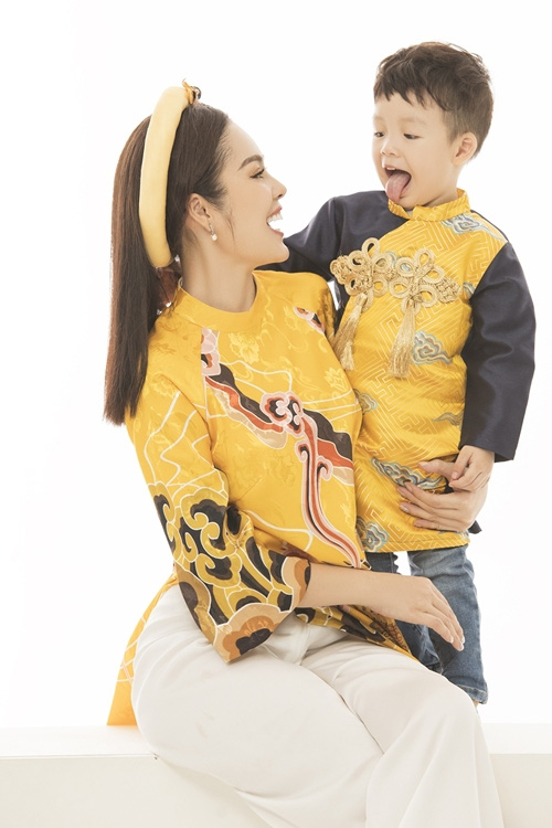 Dương Cẩm Lynh chụp ảnh Tết cùng con trai - Ảnh 3.