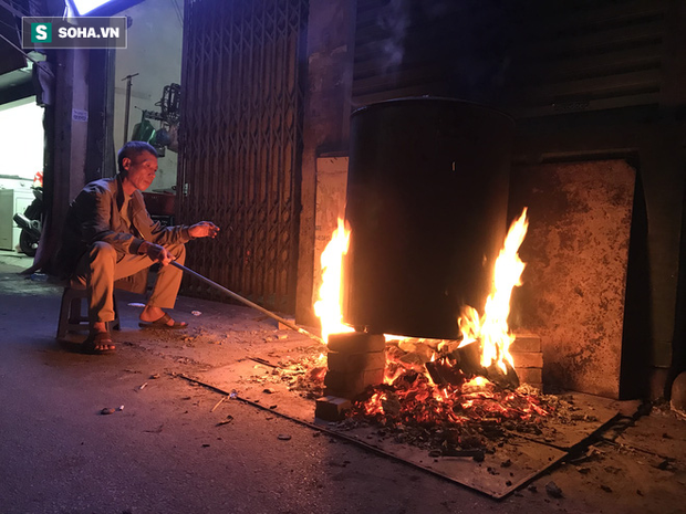 Độc đáo ở Hà Nội: 10 gia đình luộc chung nồi bánh chưng 100 chiếc trên phố - Ảnh 4. Độc đáo ở Hà Nội: 10 gia đình luộc chung nồi bánh chưng 100 chiếc trên phố - Ảnh 4.