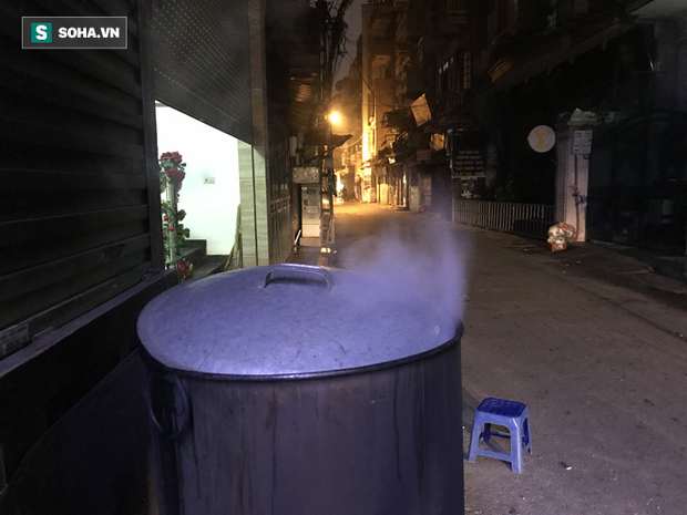 Độc đáo ở Hà Nội: 10 gia đình luộc chung nồi bánh chưng 100 chiếc trên phố - Ảnh 5. Độc đáo ở Hà Nội: 10 gia đình luộc chung nồi bánh chưng 100 chiếc trên phố - Ảnh 5.