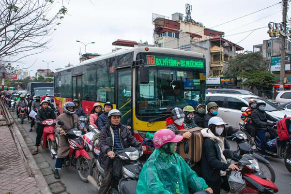 Thời tiết mịt mù, người Hà Nội lách qua từng con phố để “về nhà ăn Tết” - Ảnh 6.