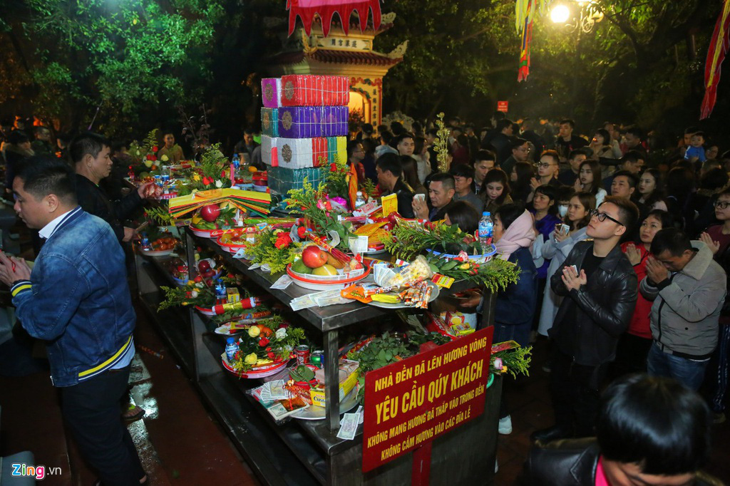 Người dân đeo khẩu trang đi lễ phủ sau giao thừa - Ảnh 1. Người dân đeo khẩu trang đi lễ phủ sau giao thừa - Ảnh 1.