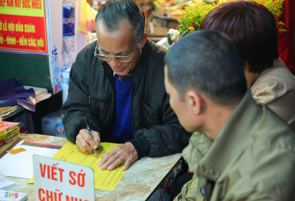 Người dân đeo khẩu trang đi lễ phủ sau giao thừa - Ảnh 2. Người dân đeo khẩu trang đi lễ phủ sau giao thừa - Ảnh 2.