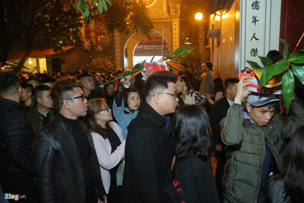 Người dân đeo khẩu trang đi lễ phủ sau giao thừa - Ảnh 3. Người dân đeo khẩu trang đi lễ phủ sau giao thừa - Ảnh 3.