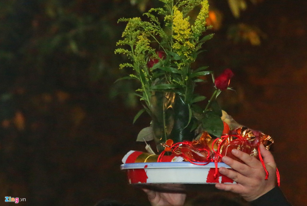 Người dân đeo khẩu trang đi lễ phủ sau giao thừa - Ảnh 4. Người dân đeo khẩu trang đi lễ phủ sau giao thừa - Ảnh 4.