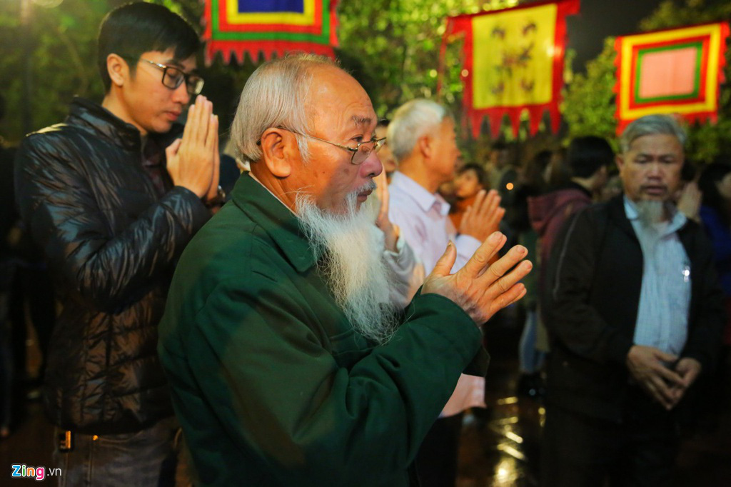 Người dân đeo khẩu trang đi lễ phủ sau giao thừa - Ảnh 5. Người dân đeo khẩu trang đi lễ phủ sau giao thừa - Ảnh 5.