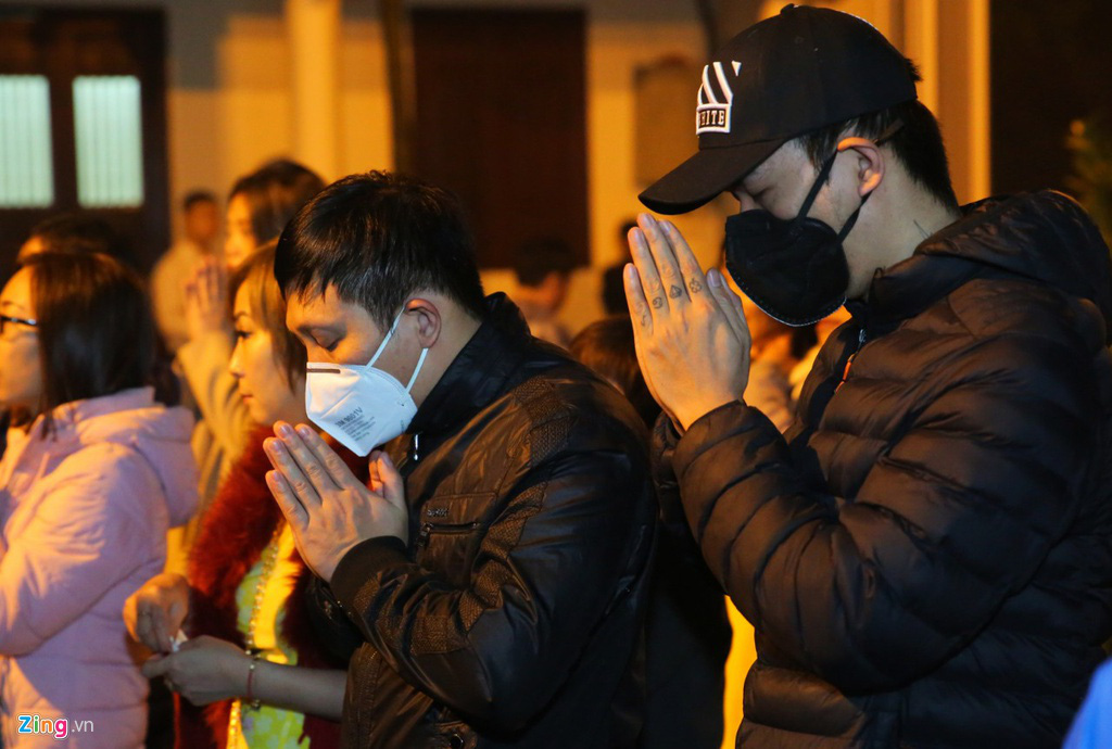 Người dân đeo khẩu trang đi lễ phủ sau giao thừa - Ảnh 7. Người dân đeo khẩu trang đi lễ phủ sau giao thừa - Ảnh 7.