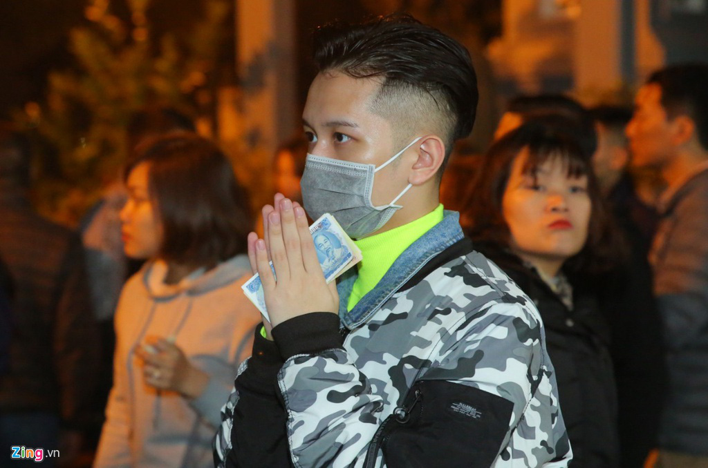 Người dân đeo khẩu trang đi lễ phủ sau giao thừa - Ảnh 8. Người dân đeo khẩu trang đi lễ phủ sau giao thừa - Ảnh 8.
