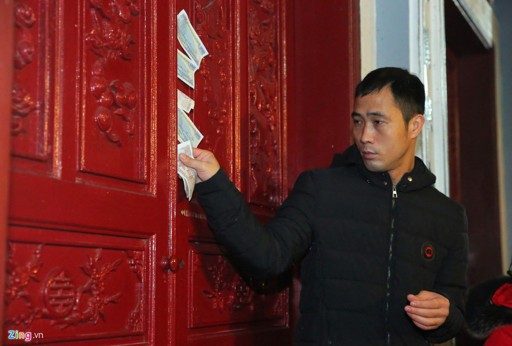 Người dân đeo khẩu trang đi lễ phủ sau giao thừa - Ảnh 9. Người dân đeo khẩu trang đi lễ phủ sau giao thừa - Ảnh 9.