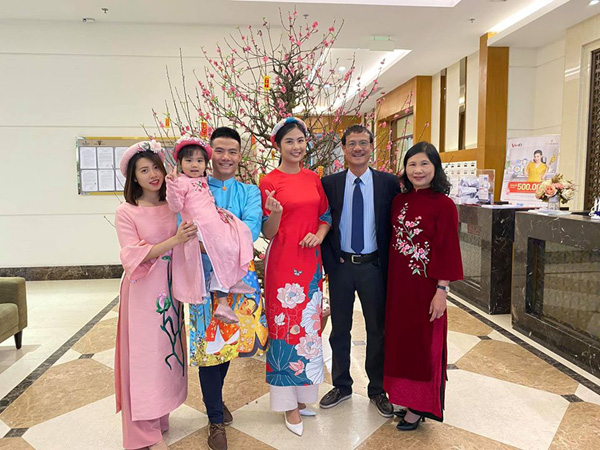 Bạn trai chụp ảnh Tết cùng gia đình Hoa hậu Ngọc Hân làm dấy lên nghi vấn sắp có một đám cưới đẹp - Ảnh 4.