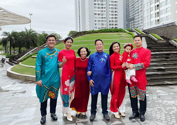 Bạn trai chụp ảnh Tết cùng gia đình Hoa hậu Ngọc Hân làm dấy lên nghi vấn sắp có một đám cưới đẹp - Ảnh 3.