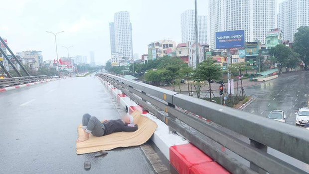 Ngán ngẩm hình ảnh người đàn ông trải chiếu ra giữa phố Hà Nội để nằm check in giữa trưa mùng 1 Tết - Ảnh 2.