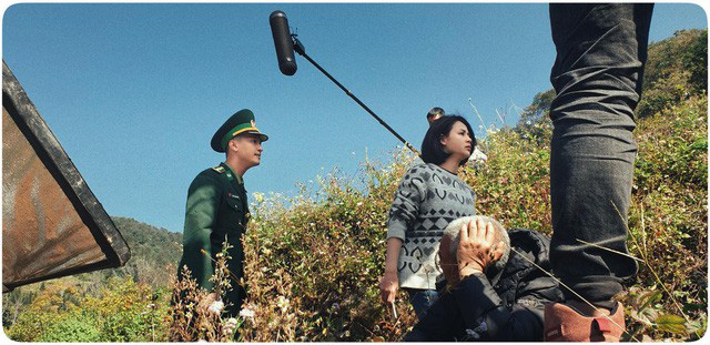 Huỳnh Anh khiến fan tan chảy với loạt ảnh hậu trường phim Tết Mùa xuân ở lại - Ảnh 7.