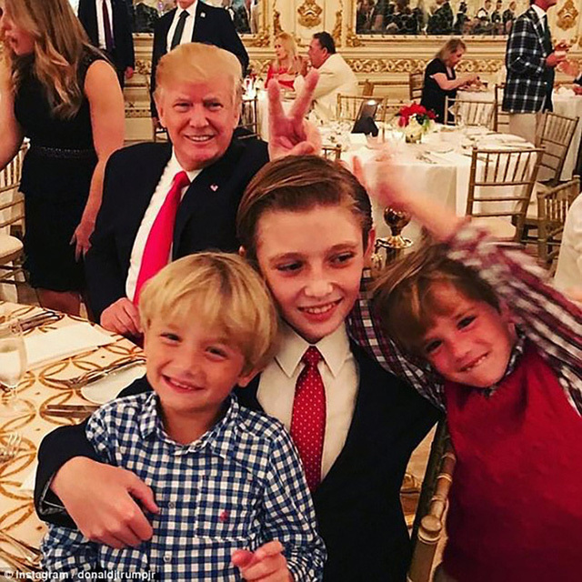Barron Trump, con trai út Tổng thống Mỹ xuất hiện trong năm mới như thế này khiến ai cũng ngỡ ngàng - Ảnh 2.