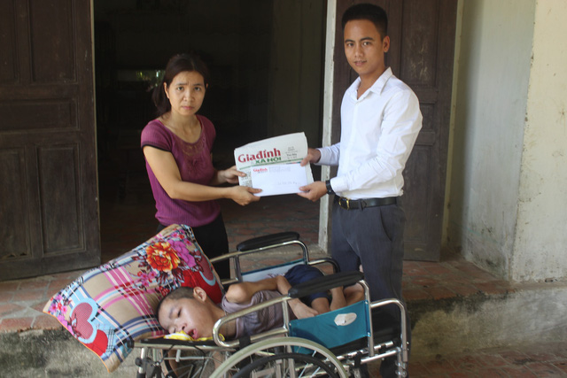 Báo Gia đình & Xã hội trao quà bạn đọc hỗ trợ cho nhiều hoàn cảnh khó khăn tại Hà Tĩnh, Quảng Bình - Ảnh 2.